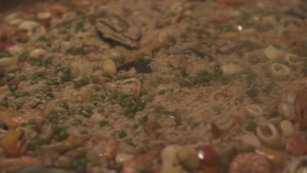 Paella española con mejillones, camarones, calamares en sartén. Cerrar paella de españa preparada con mariscos frescos en sartén. Concepto de cocina tradicional española. Concepto de cocina de alimentos . — Vídeo de stock