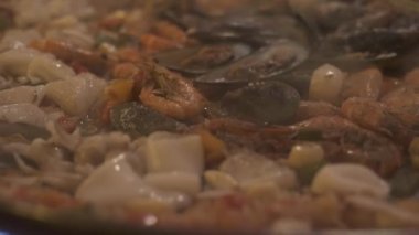 Taze midye, karides ve sıcak tava kalamar kızartma kapatın. Işlem hazırlama taze deniz ürünleri. Yemek pişirme kavramı. Diyet ve sağlıklı beslenme.