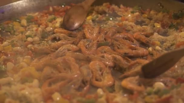 Paella spagna di cottura con riso, gamberetti e verdure in padella da vicino. Preparazione del processo tradizionale piatto spagnolo paella. Cucini facendo la paella di spagna a pentola. Concetto di cibo. Alimentazione sana . — Video Stock