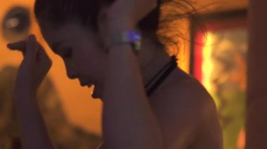 Gece kulübünde dans partisi dans güzel Asyalı kadın. Güzel kız müzik kulübü gece disko dans kapatın. Çekici kadın diskoda eğleniyor.