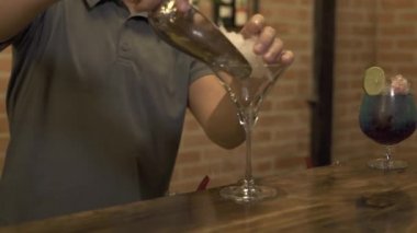 Ezilmiş buz cam yapmak için sayaç restoran bar kokteyl koyarak barmen. Barmen buz cam masa bar ile alkollü kokteyl parti akşam hazırlanıyor.