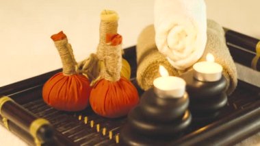 Spa ve masaj arka plan. Dekorasyon mumlar, taşlar ve spa salonda aromaterapi için havlu. Masaj ve dinlenme lüks tatil için aksesuarlar. Zen ve kavram rahatla