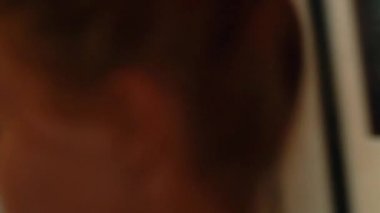 Güzel kadın banyo havlusu sauna spa salonda alarak sarılı. Genç kadın rahatlatıcı Hamam spa Resort. Vücut ve cilt tedavisi.