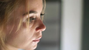 Üzgün kadın portre. Kadın yüzü, deri, göz, kirpik ve eyesbrows kadar yakın. Doğal güzellik ve makyaj