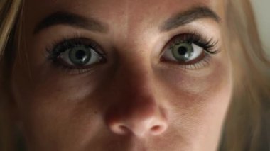 Göz kırpıyor ve kamera için seyir açık gözlü kadın yüz kadar kapatın. Üzgün kadın portre. Kadın yüzü, gözleri, kirpik ve eyesbrows. Doğal güzellik ve makyaj.