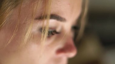 Kadın yüzü, gözleri, kirpik ve eyesbrows kapatın. Doğal güzellik ve makyaj. Görünümlü kadın portre.