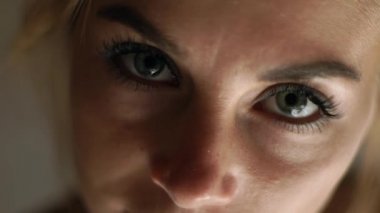 Kameraya bakarak kadın yüz kapatın. Üzgün kadın portre. Kadın yüzü, gözleri, kirpik ve eyesbrows. Doğal güzellik ve makyaj.