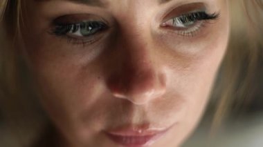 Düşünme ve kameraya bakarak üzgün kadın portre. Kadın yüzü, deri, göz, kirpik ve eyesbrows kadar yakın. Doğal güzellik ve makyaj