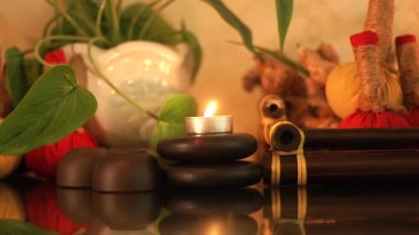 Mumlar, yanan spa kompozisyon taşlar vücut masajı, aromatik otlar ve fincan çay töreni için. Mum ve güzellik spa içinde taşlar ile masaj dekorasyona kadar kapatın. Zen ve kavram rahatla.