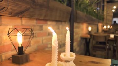 Akşam yemeği masaya akşam restoranda romantik Tarih için yanan mumlar beyaz. Yanan muma zarif kafede romantik akşam yemeği için. Akşam Cafe iç.