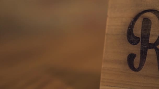 Table réservée panneau en bois pour la réservation d'un siège dans un élégant restaurant pour dîner aux chandelles. Étiquette de table réservée dans un restaurant ou un café de luxe pour un rendez-vous romantique et un dîner aux chandelles .