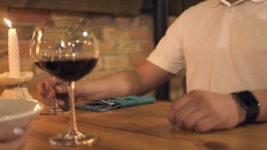 Adam masada akşam yemeği sırasında zarif kafede garson garson. Restoranda yemek siparişi alma adam. Restoranda iki kişilik romantik bir akşam yemeği.