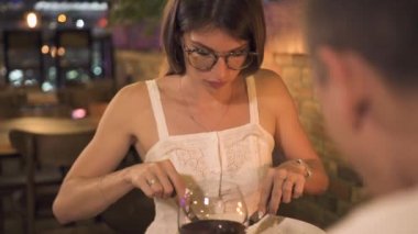 Genç kadın akşam restoranda yemek. Zarif restoranda romantik bir akşam yemeği salata yemek güzel bir kadın. Genç çift kafede yemek.