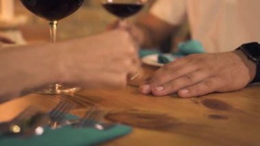 Erkek el akşam restoranda romantik bir akşam yemeği sırasında dokunmadan el. Kadın el erkek masada tarihi zarif Cafe akşam dokunaklı. Romantik insan ilişkileri.
