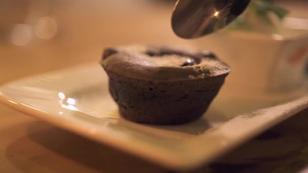 Feche o bolo de chocolate no prato no restaurante. Sobremesa de chocolate em café elegante. Sobremesa de bolo doce em padaria . — Vídeo de Stock