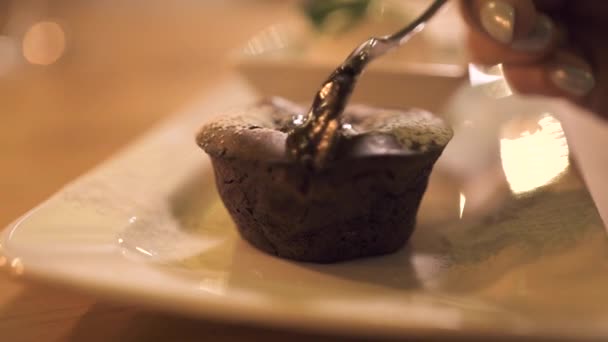 Nahaufnahme Schokoladenmuffin auf Teller im Restaurant. Schokoladendessert im eleganten Café. süßes Kuchendessert in der Bäckerei. — Stockvideo