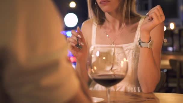 Mladá žena jíst zákusek v restauraci večer. Krásná žena, jídelna s červeným vínem ve skle v elegantní restauraci. — Stock video