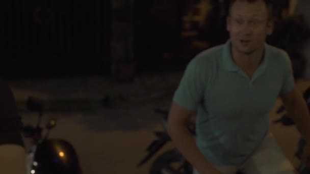 Un homme souriant saluant ses amis dans un pub à bière. Des amis joyeux se rencontrent et boivent de la bière ensemble dans un bar pub .