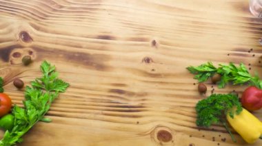 Renkli sebze, baharat ve otlar ahşap masa Gıda kompozisyonu. Taze domates ve biber, tuz ve zeytinyağı Akdeniz mutfağı için kapatın. Sağlıklı beslenme ve diyet kavramı