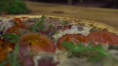 Gıda tasarım konsepti. Şef Aşçı dekorasyon taze otlar İtalyan pizzacı pizza pişirirdi. Hazırlık İtalyan yemeği. Diyet ve beslenme kavramı. Restoranda geleneksel mutfağı.