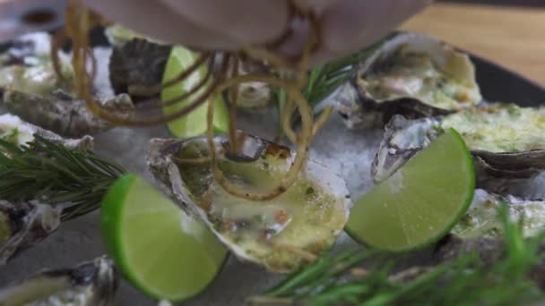 Cuoco cuoco decorazione ostriche cotte con formaggio cose up. Sfondo e design dei frutti di mare. Cucina mediterranea con frutti di mare. Menù ristorante e composizione degli alimenti . — Video Stock