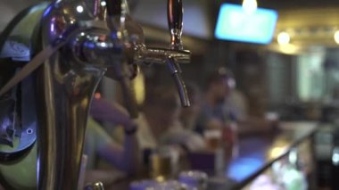 Bira dokunun için dökme bira üzerinde sayaç pub bar. Pub bar içinde dokunun.