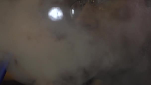 Homem bonito fumando shisha e soprando fumo branco de perto. Homem de cara fumando cachimbo de narguilé tradicional e exalando fumaça . — Vídeo de Stock