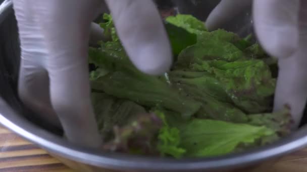 Mãos de cozinheiro cozinheiro cozinhando salada na tigela. Preparação de processo salada vegetariana fechar. Cozinhar restaurante vegetal com vegetação fresca. Comida saudável. Nutrição da dieta . — Vídeo de Stock
