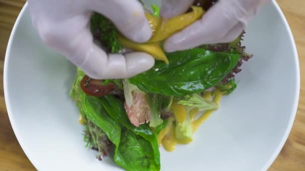 Şef Aşçı hizmet öncesi Restoran mutfakta sebze salatası dekorasyon. Gıda tasarım ve stil yüksek mutfağı restoranında. Üstten Görünüm vejetaryen yemekleri pişirme pişirmek. — Stok video