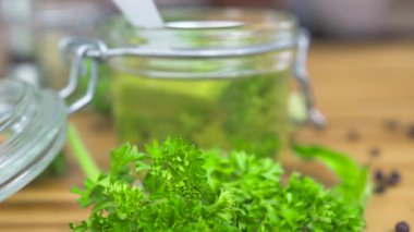 Ahşap masada pişirme için otlar ile cam kavanoz zeytinyağı. Yunan mutfağı için bakire zeytinyağı. Yemek hazırlama için baharat ve baharatlar. Gıda madde arka plan. Diyet konsepti.