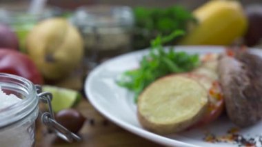 Baharat Gıda kökenli ve ızgara eti biftek ahşap masa üzerinde. Gıda kompozisyon Barbekü Restoranı. Ahşap arka plan üzerinde sebze garnitür ile kavrulmuş et. Sağlıklı beslenme kavramı.