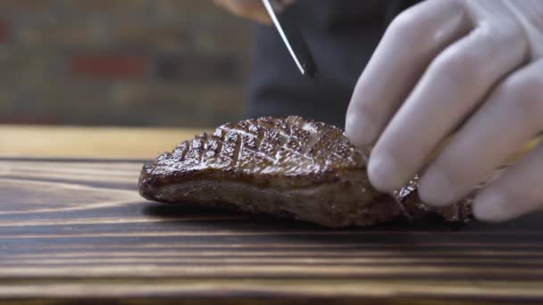 Hände Koch kochen schneiden Fleisch Steak auf Scheiben aus nächster Nähe. Koch, der Grillfleisch auf Holzbrettern schneidet. Prozess Kochen von Essen in der Küche. gesunde Ernährung und Ernährung. — Stockvideo