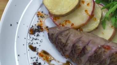 «Ana sayfa» ızgara görünümü eti biftek ile kızarmış patates beyaz plaka üzerinde yakın çekim. Gıda arka plan et barbekü sebze garnitür ile tabağa dilimlenmiş. Gıda styling yüksek mutfağında. Izgara biftek.