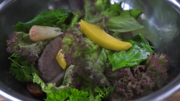 Koken salade close-up. Chef-kok koken groente salade met vlees en citrus in kom voorbereiden. Fusion keuken concept. Proces voedselbereiding. Dieet en voeding concept. — Stockvideo