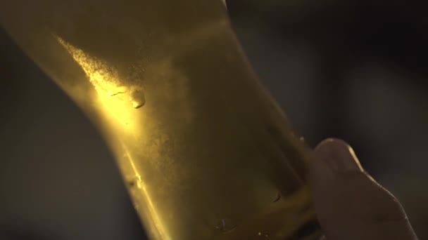 Бармен наливает пиво в стакан из крана в баре. Закройте пивоваренные руки, наливая светлое пиво в стекло из ручки крана в пивоварне. Концепция пивоварения . — стоковое видео