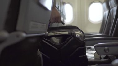 Havaalanında uçak yolcularına yatılı. Yolcuları havaalanında uçak kabin içine yerleştirmek için yürüyüş