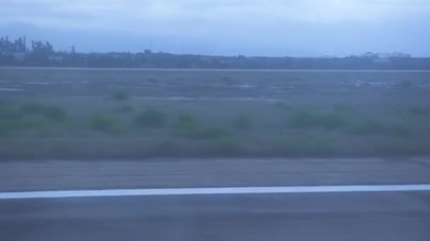 Havaalanında çekerken pistte sürüş uçak penceresinden görüntüleyin. Pistte kalkış Havaalanı için hareketli uçak penceresinden görüntülemek. — Stok video
