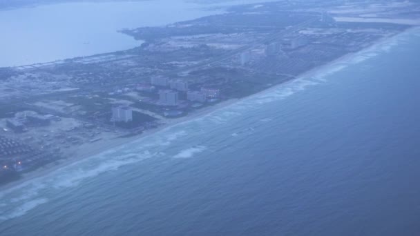 Luchtfoto uitzicht over stad aan de kust. Uitzicht vanuit raam vliegen vliegtuig over moderne stad aan zee. Landschap van boven naar beneden van de stad en Oceaan kust. — Stockvideo