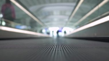 Travolator modern iş merkezi, alışveriş merkezi veya havaalanında kapatın. Modern bina iç insanlar ulaşım için hareketli travolator.