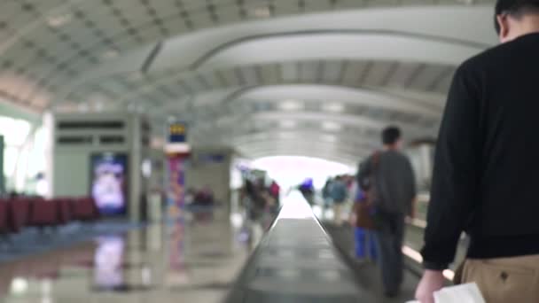 현대 공항 출발 라운지에서 사람들이 onmoving 산책로. 출발 지역에서 현대 공항 라운지 내부 travolator에 이동 하는 남자. — 비디오