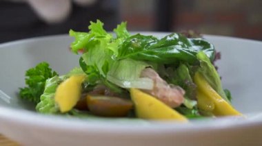 Gıda stil ve tasarım kavramı. Şef lüks restoran olarak dekorasyon vejetaryen salata yemek. Yüksek mutfağı kavramı. Işlem hazırlama ve yemekleri sunan yakın. Fitness diyet ve sağlıklı beslenme