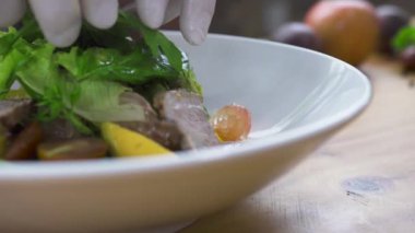 Şef lüks restoran olarak dekorasyon sebze salatası yemek. Gıda kavramı, tasarım ve kompozisyon. El şef aşçı vejetaryen yemekleri yakın çekim hazırlanıyor. Pişirme gıda kavramı. Sağlıklı beslenme.