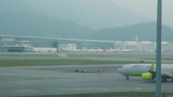 Hong Kong şehir, Çin - Mart, 2019: uçak Havaalanı terminal kalkış için pistte sürüş. Uçak piste iniş modern havaalanında sonra taşıma. — Stok video