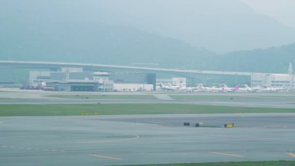 Hong Kong şehir, Çin - Mart, 2019: uçak kalkış pist modern Havaalanı terminal Hong Kong City, Çin'den. Modern Havaalanı pist üzerinden uçan uçak. Hava taşıma kavramı. — Stok video