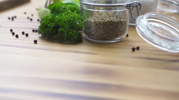 Fondo alimenticio. Pimienta negra, sal y aceite de oliva en primer plano de mesa de madera. Especias para cocinar en la mesa en la cocina del restaurante. Ingrediente condimentador para la preparación de alimentos . — Vídeo de stock