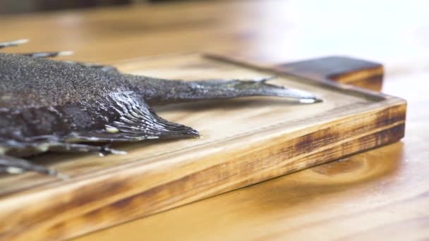 Ψάρι σχάρας με φυτική διακόσμηση ξύλινου σκάφους. Ψάρι ψητό με φρέσκα λαχανικά σε ξύλινο υπόβαθρο. Θαλάσσιο εστιατόριο μενού θαλασσινών. Υγιεινή διατροφή και δίαιτα. — Αρχείο Βίντεο
