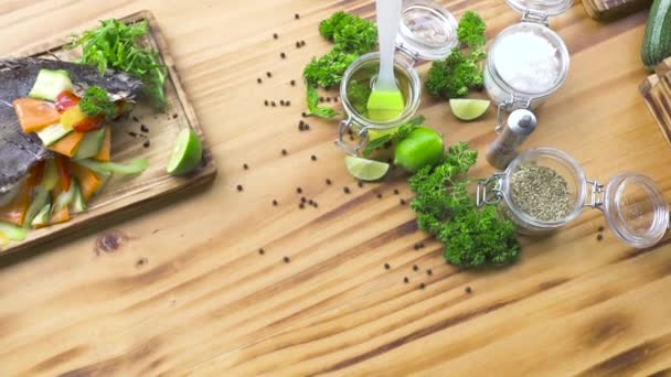 Composição de alimentos peixe grelhado decorado vegetais frescos e especiarias para tempero de alimentos. Fundo alimentar. Peixe frito com legumes na mesa de madeira no restaurante de frutos do mar . — Vídeo de Stock