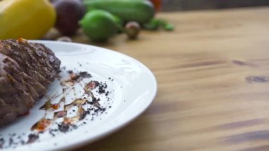 Gıda kavramı kompozisyon. Restoranda ahşap masa üzerinde sebze garnitür ile ızgara et. Gıda stil ve tasarım yüksek mutfağında. Kavurma et biftek lüks restoranda. Sağlıklı gıda ve diyet.