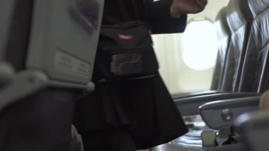 Havaalanında uçak yolcularına yatılı. Yolcu koltuk havaalanında uçak kabin içinde yürüyüş