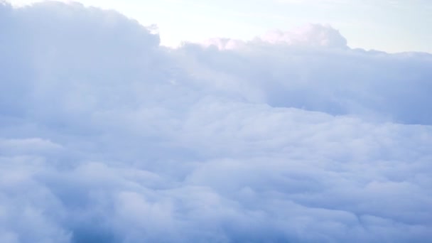 飛行機の窓から曇り天国風景を白い空を飛行中。窓の空に白い雲を航空機の飛行からの眺め。Cloudscape コンセプト. — ストック動画